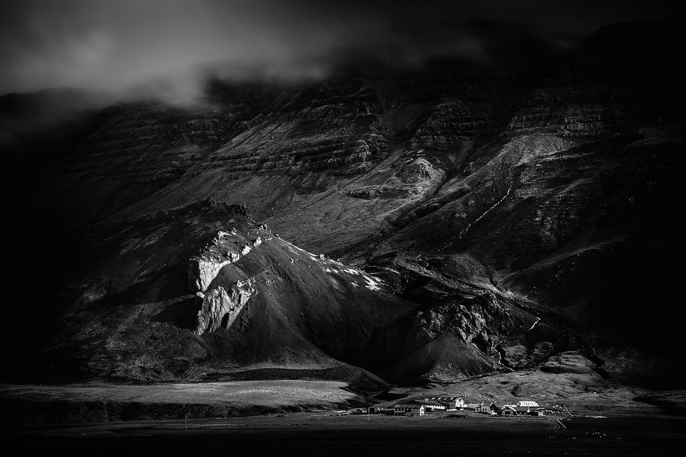 islandia wioska góry bw